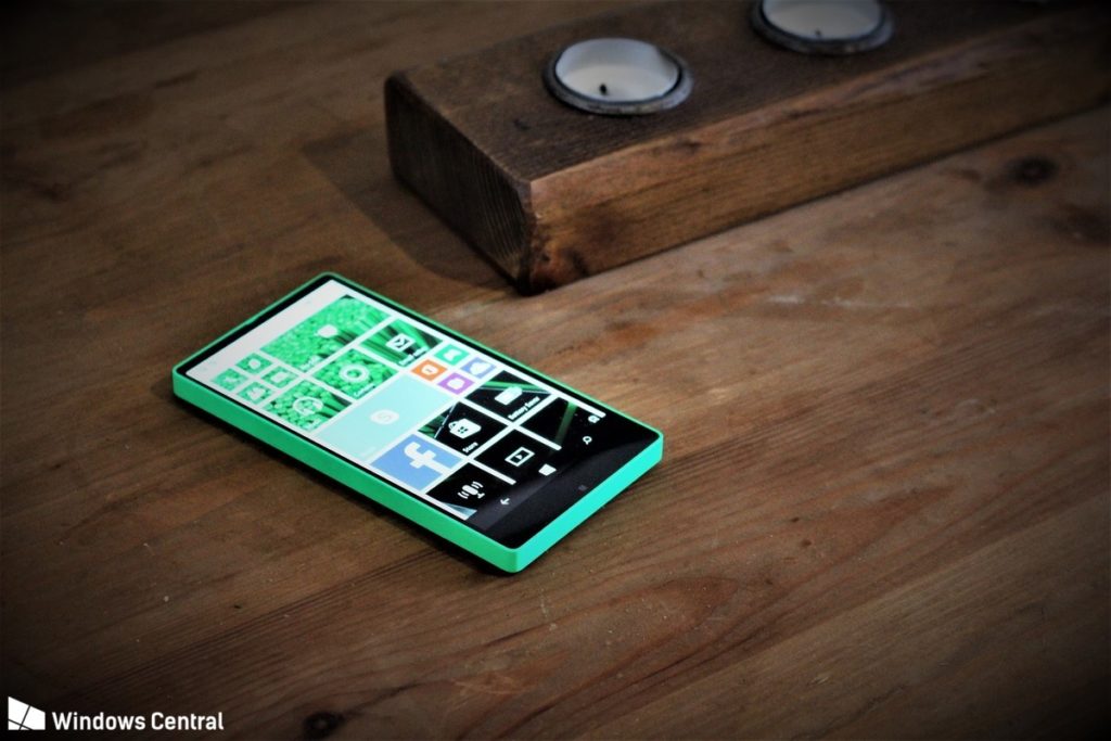 Microsoft avait aussi imaginé un Windows Phone sans bords en ... 2014 58 LD2FR Table 0