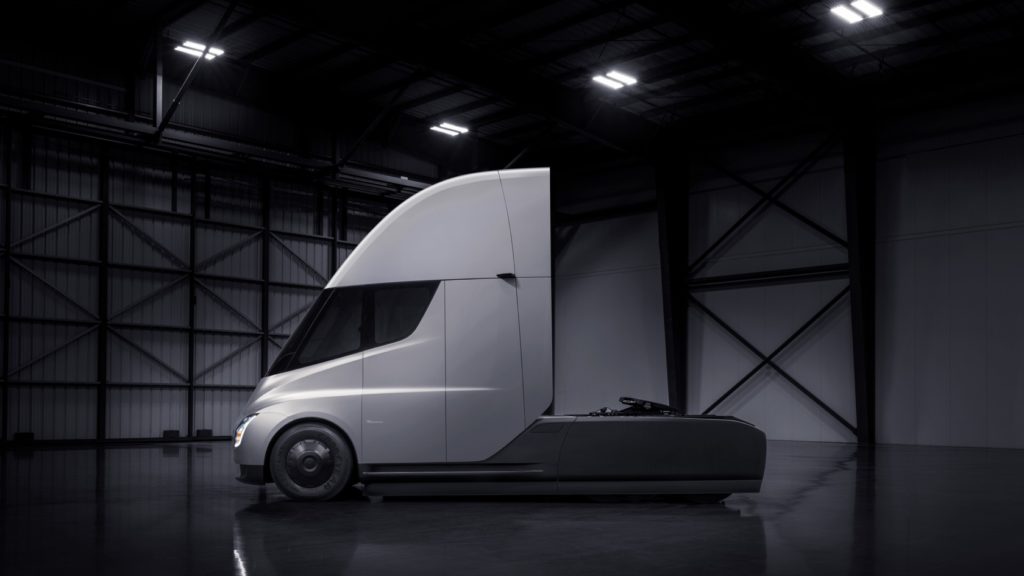 Tesla Semi : l'impressionnant camion électrique qui passe de 0 à 100 km/h en 5s 53 Semi Profile Hangar