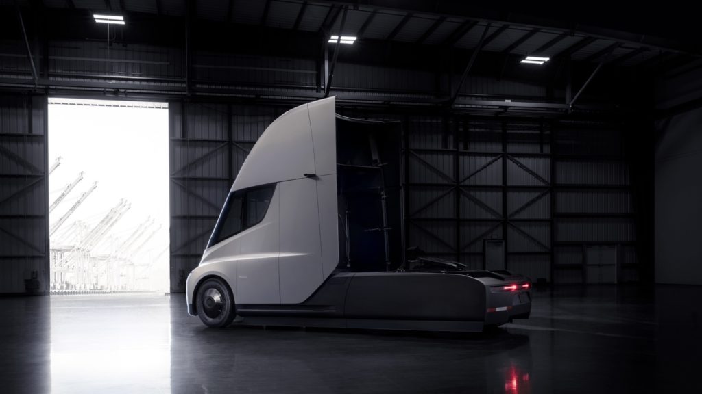 Tesla Semi : l'impressionnant camion électrique qui passe de 0 à 100 km/h en 5s 51 Semi Rear 34 Hangar