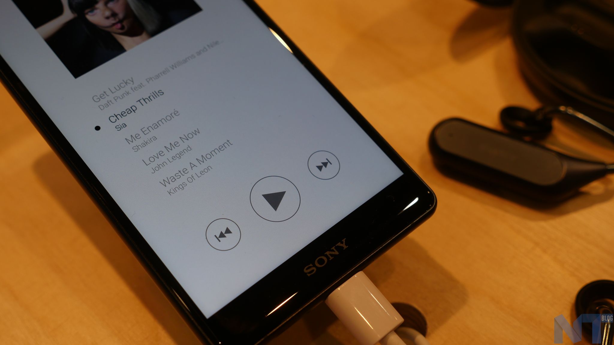 Sony Xperia Ear Duo 02