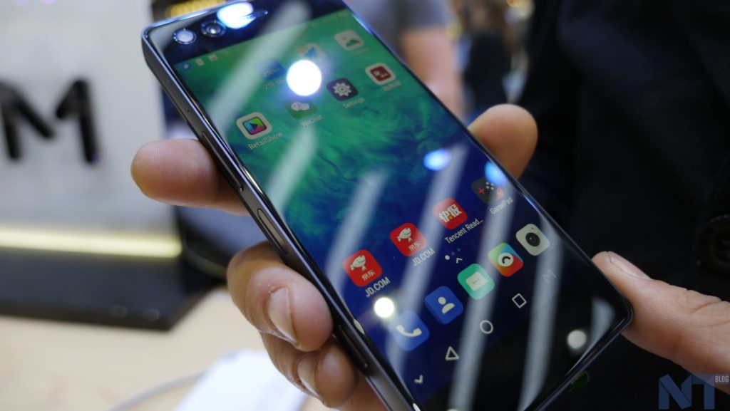 Prise en main du ZTE Axon M : le futur des smartphones est pliable 24 ZTE Axon M 23 1