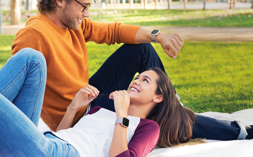 Fitbit Versa vs Apple Watch : comparaison des deux smartwatches 52 pp versa all day overview bg emea x2 bde98ad8f89faaa7290b010098cbc43a