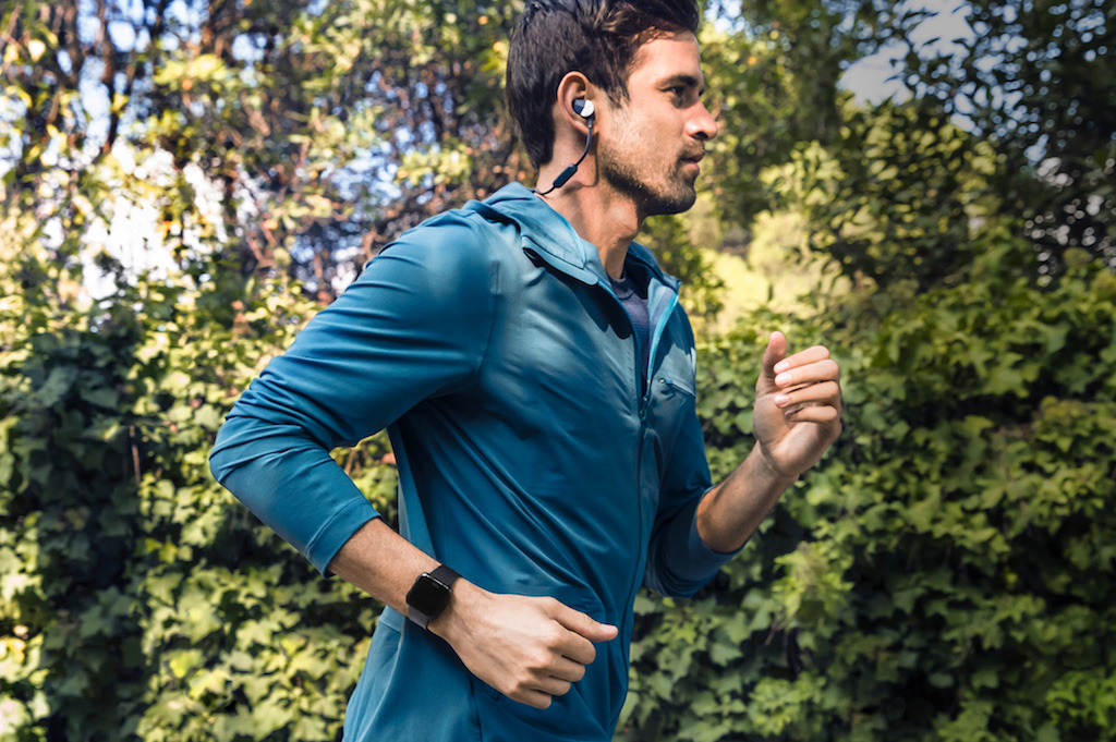 Fitbit Versa vs Apple Watch : comparaison des deux smartwatches 50 pp versa fitness overview bg x2 db24ce1edad41444d15761d29412c92f