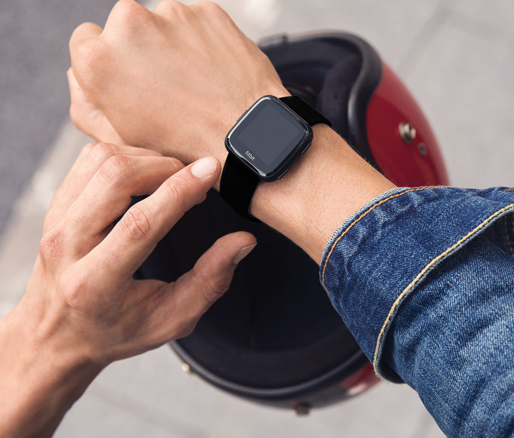 Fitbit Versa, un clone de l'Apple Watch, et Fitbit Ace pour les enfants 48 versa black black aluminum 2 bf666e0fbead7eed697ece81e5311bd7