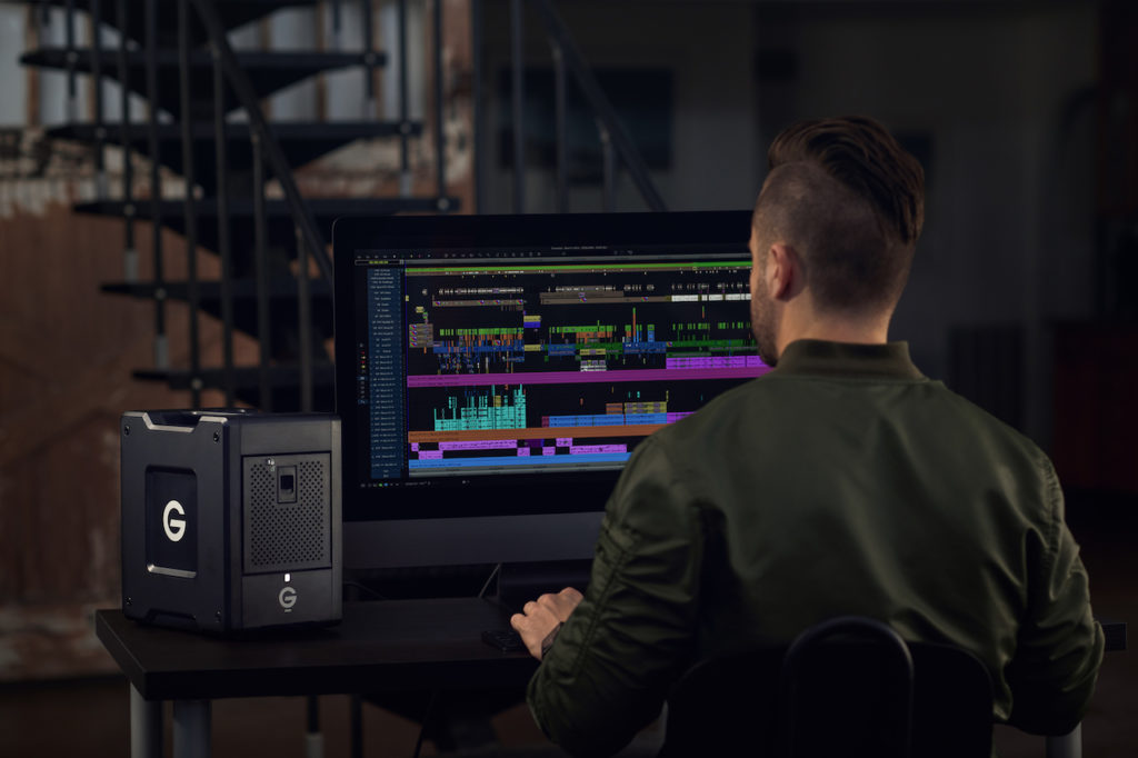 WD annonce de nouvelles solutions pour les professionnels de la création en déplacement 55 G SPEED Shuttle SSD Workstation withiMac Person LifestyleImage NoLogo HR