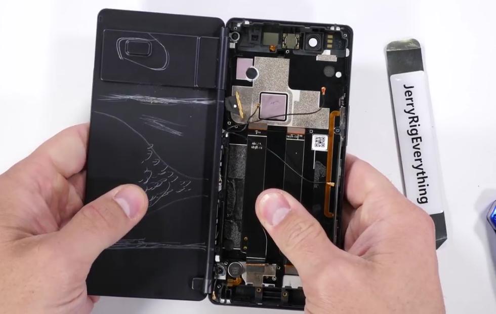 ZTE Axon M : le démontage révèle deux secrets de son écran
