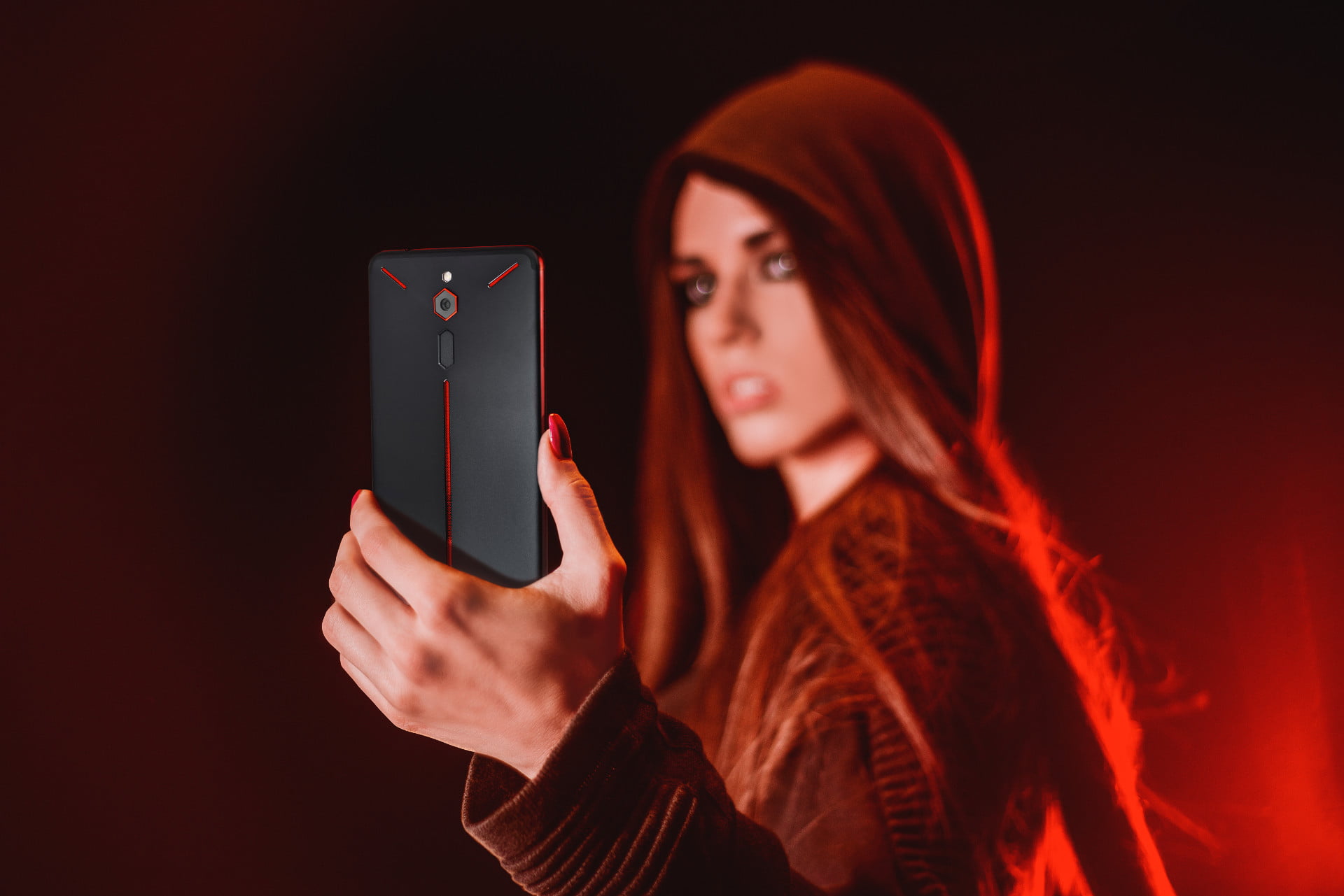 red magic phone in hand