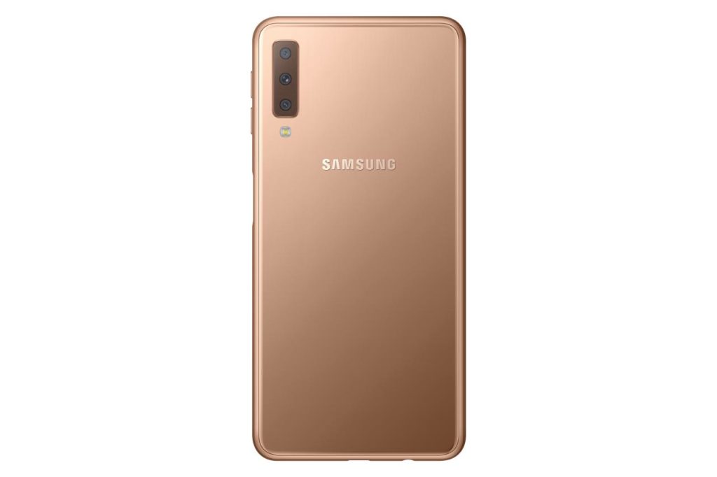 Galaxy A7 (2018) : une triple caméra, un capteur d'empreinte digitale sur le côté 54 SM A750F 002 Back Gold