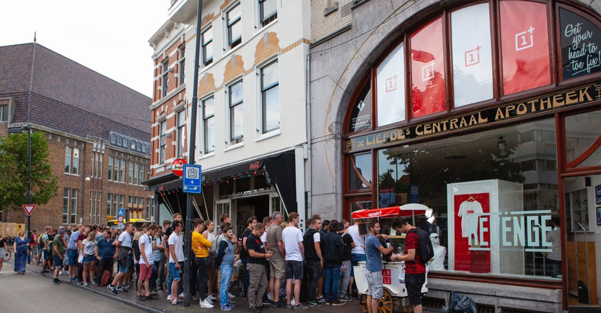 People are lining up for OnePlus 6 in Utrecht Netherlands 1