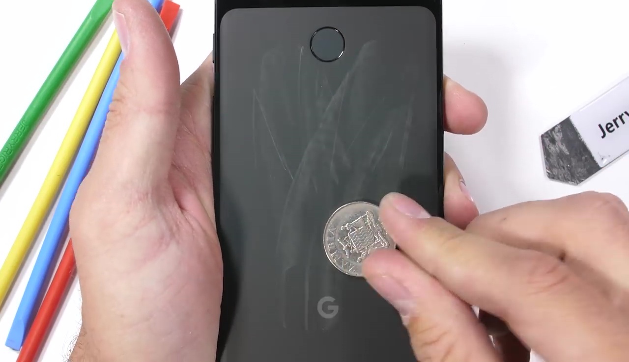 Le Pixel 3 semble résistant, mais le verre mat se raye facilement