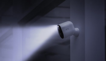 Arlo Ultra : un système de caméra de sécurité sans fil 4K HDR 77 04 Beauty Shot Spotlight