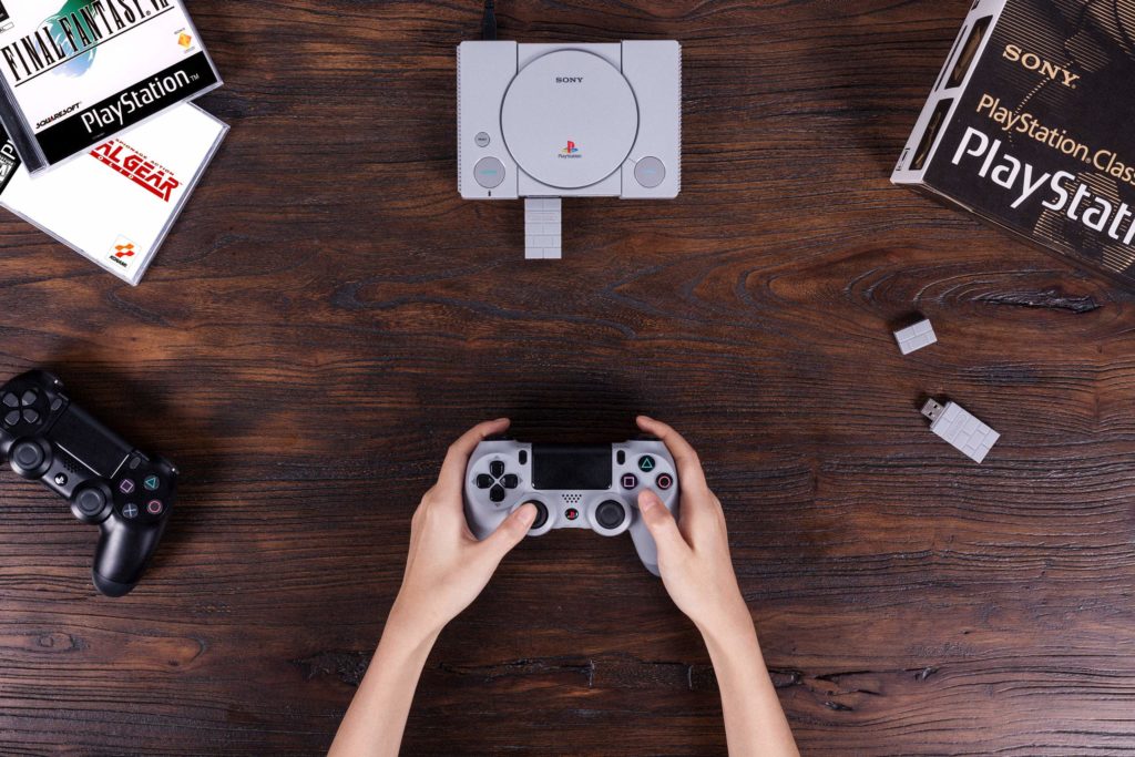 La PlayStation Classic passe au sans fil avec le nouvel adaptateur 8bitdo 44 91HxH 1c6ML. AC