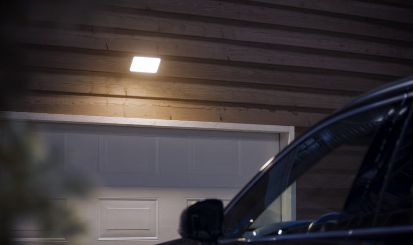 CES 2019 : Philips Hue ajoute des lumières extérieures et un capteur de mouvement 77 HUE outdoor Floodlight Copy