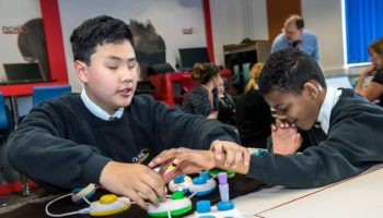 microsoft code jumper outil programmation physique pour enfants aveugles