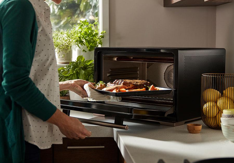 CES 2019 : le Whirlpool Smart Countertop Oven identifie les aliments qu’il chauffe 52 smart oven no boundaries img