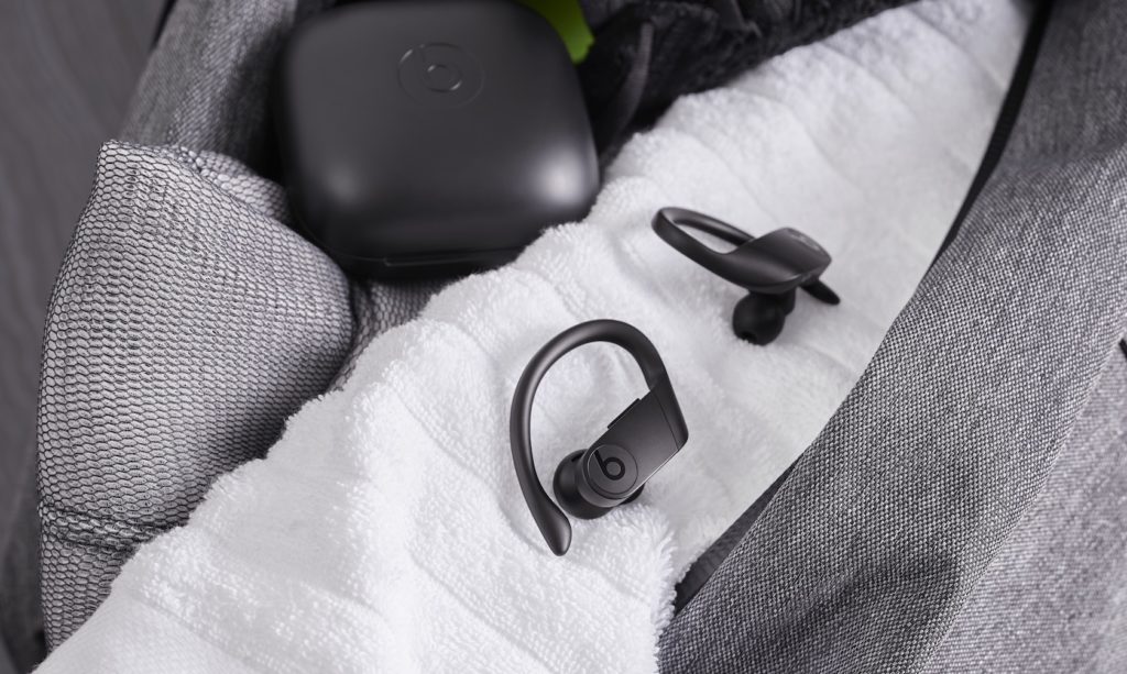 Les nouveaux Powerbeats Pro d’Apple sont des Airpods avec un confort accru 53 PP Lifestyle PBPRO BLK Towel 23804 R2a RGB