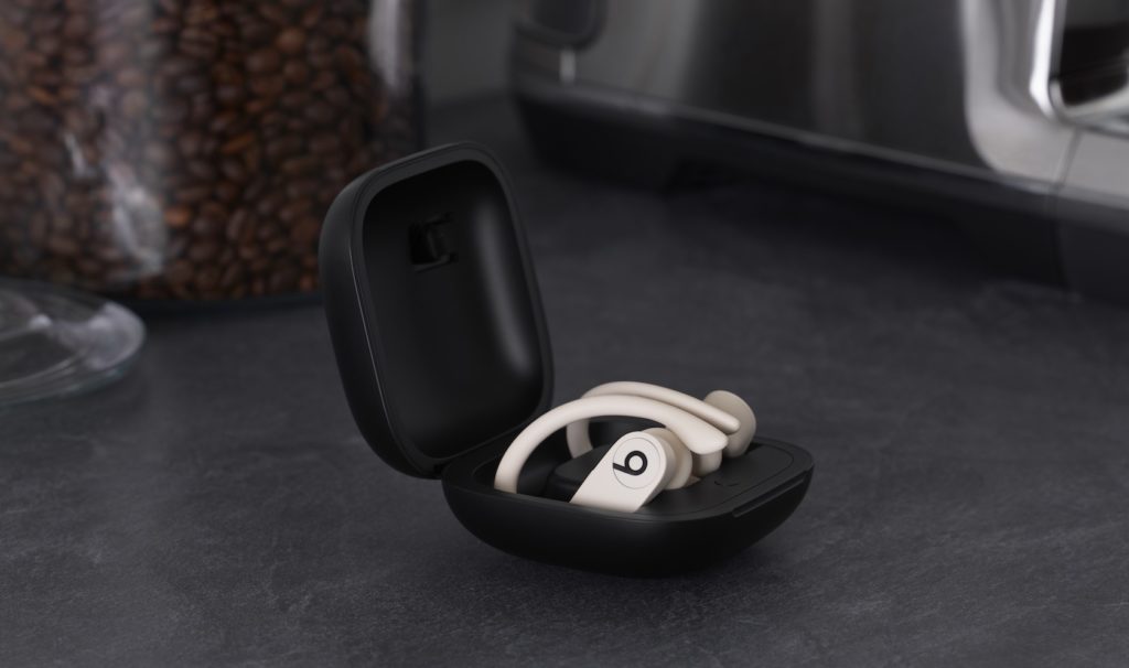 Les nouveaux Powerbeats Pro d’Apple sont des Airpods avec un confort accru 52 PP Lifestyle PBPRO WHT Kitchen 23542 R3 RGB