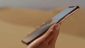 iPhone Xs Max hand hero 005
