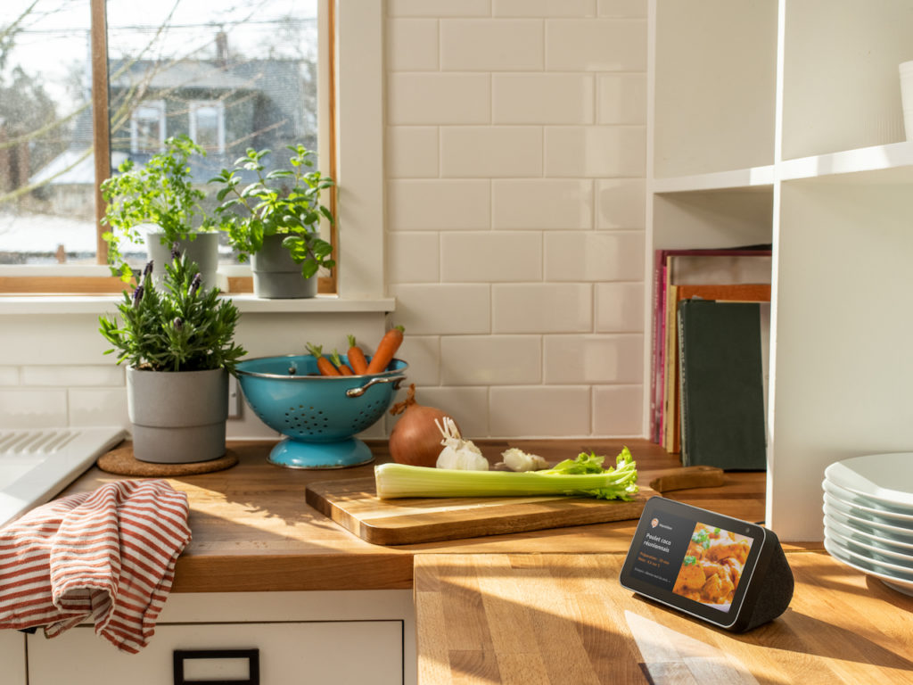Le Amazon Echo Show 5 met Alexa sur un écran plus petit pour 89,99 € 53 Echo Show 5 Kitchen