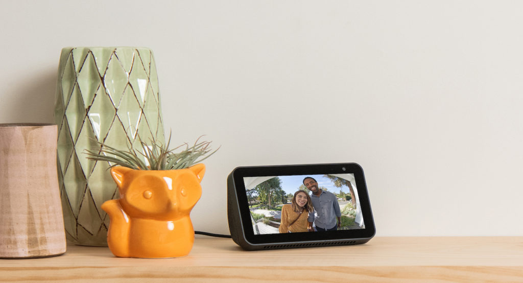 Le Amazon Echo Show 5 met Alexa sur un écran plus petit pour 89,99 € 51 Echo Show 5 Side
