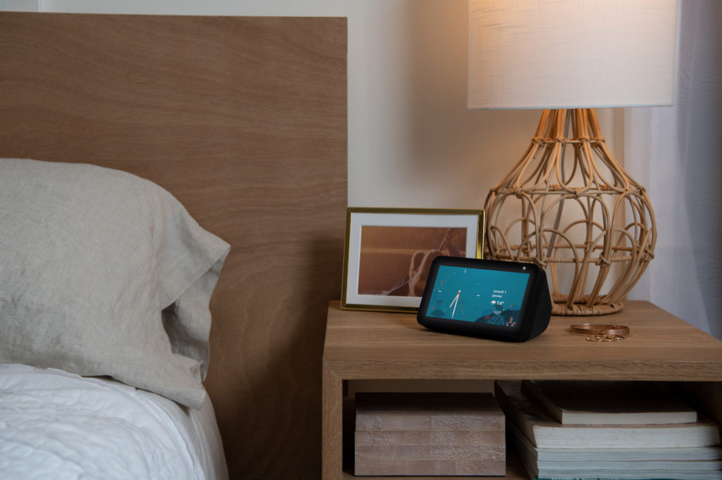 Le Amazon Echo Show 5 met Alexa sur un écran plus petit pour 89,99 € 52 Echo Show 5 Side Table