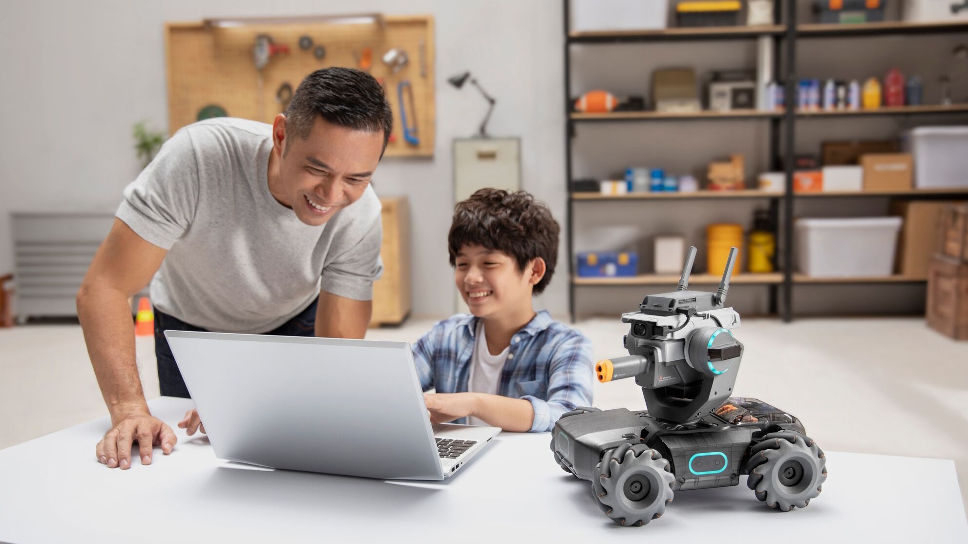 Учится робототехники. Робомастер s1. Роботы для детей. Робототехника для детей. Компьютеры и роботы.