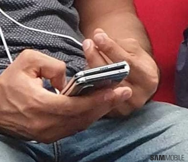Le Galaxy Fold a été aperçu avec un espoir d'un lancement imminent 47 148631 phones news is the samsung galaxy fold finally fixed unit seen in the wild image2