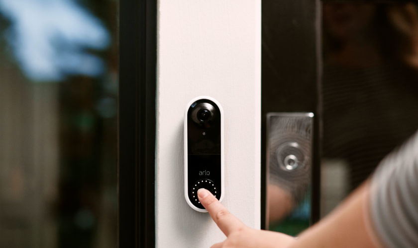 La sonnette Arlo Video Doorbell vous appelle quand quelqu'un est à la porte 89 Video Doorbell Lifestyle Mounted J