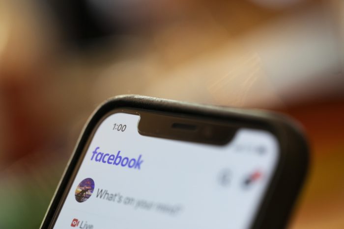 Un bug iOS donne accès en arrière-plan à la caméra de votre iPhone sur Facebook
