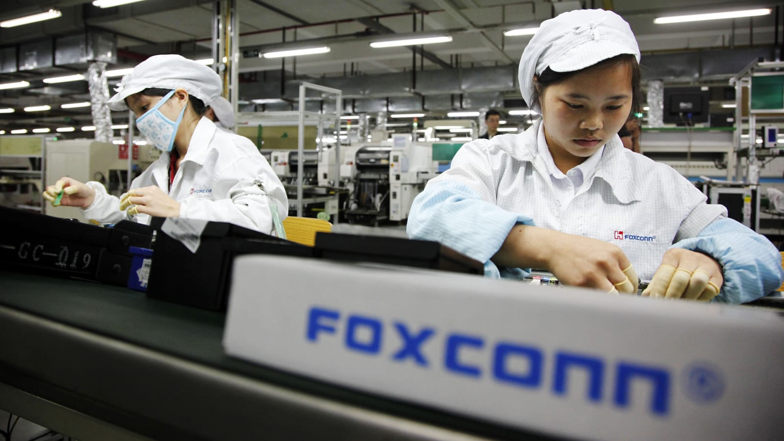 100642777 foxconn worker assembly line gettyp