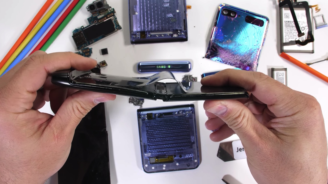 Le démontage du Motorola RAZR révèle les secrets de la charnière
