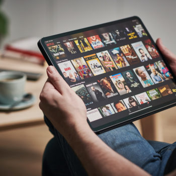 Netflix se met aux classiques du cinema et signe un partenariat avec MK2