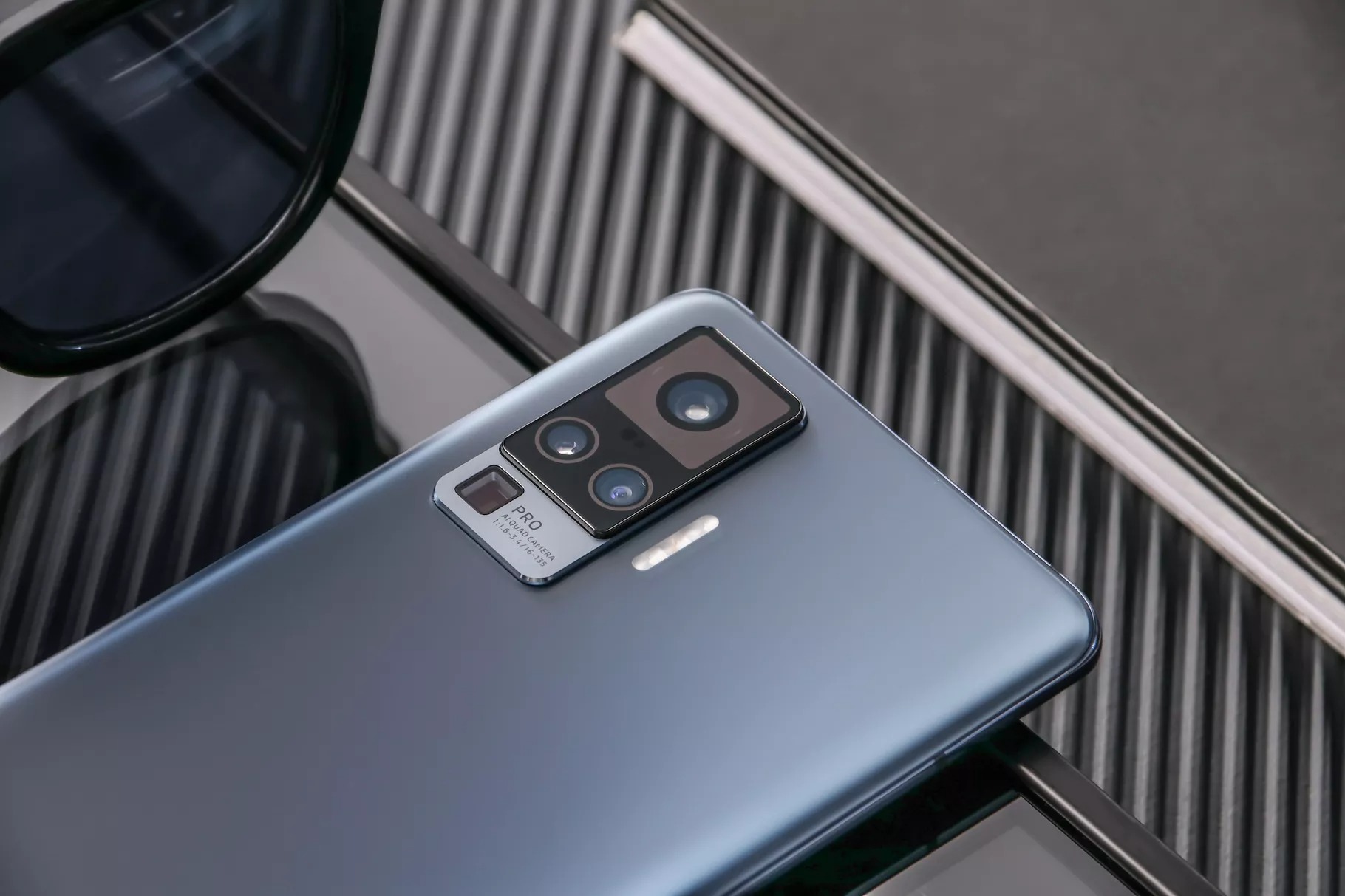 Vivo annonce les X50, X50 Pro et X50 Pro+ avec une caméra à cardan