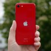 iphone se 2020 back hand red 150
