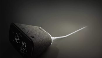 Le Lenovo Smart Clock Essential est une enceinte connectée plus simple 87 10B Smart Clock Essential Hero L