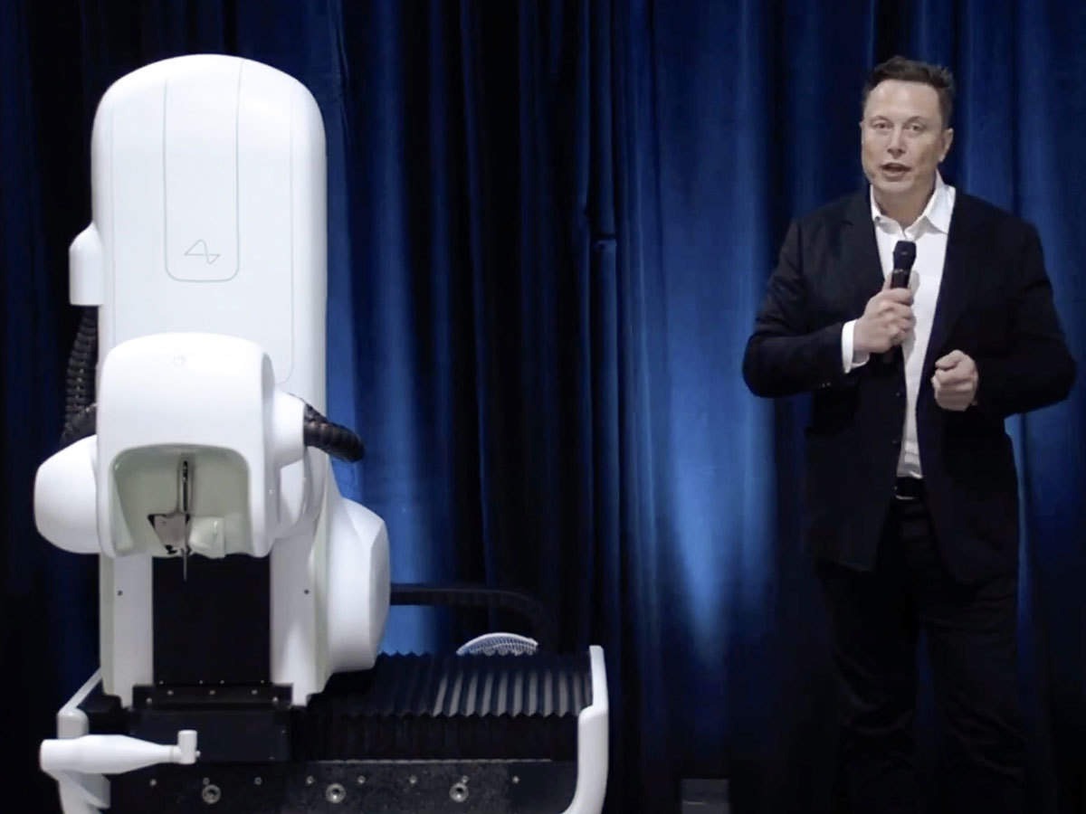 Elon Musk présente le futuriste Neuralink et le robot qui l’implante