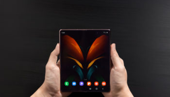 07 galaxyzfold2 lifestyle image