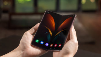 10 galaxyzfold2 lifestyle image 1