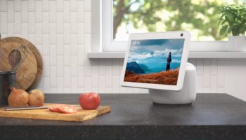 Le Amazon Echo Show 10 est désormais perché sur une base motorisée 90 Echo Show 10 Glacier White Kit