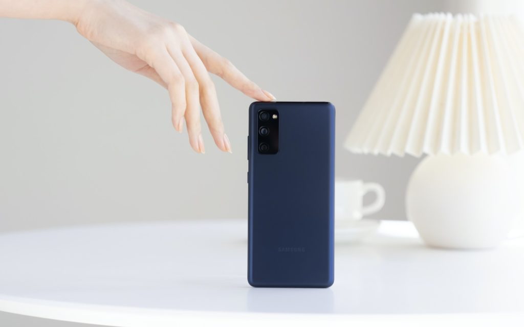 Le Galaxy S20 FE propose des caractéristiques phares à un prix de 659 euros 49 Galaxy S20 FE Cloud Navy Hands O