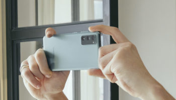 01 galaxys20fe camera lifestyle image