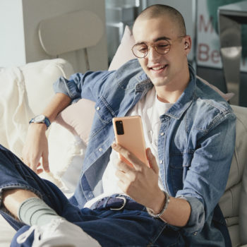 07 galaxys20fe design lifestyle image