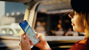 M 05 Reno4 Pro 人物场景图Lifesyle scenario image 阳光屏Sun screen RGB Globle Final20200520