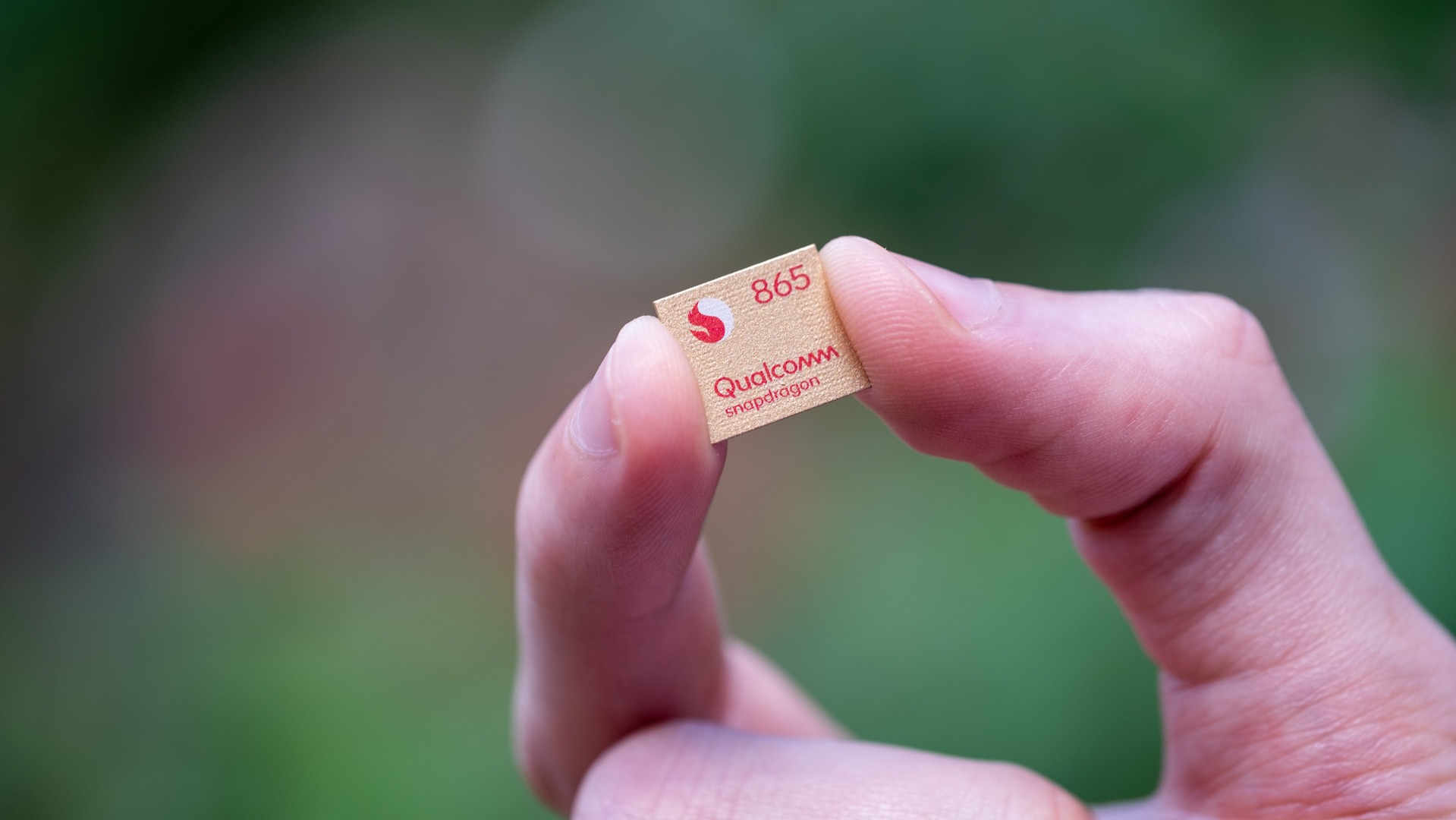 Qualcomm Snapdragon 865 in hand