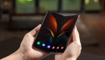 10 galaxyzfold2 lifestyle image