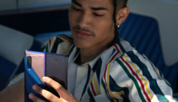 01 Galaxy Fold Lifestyle