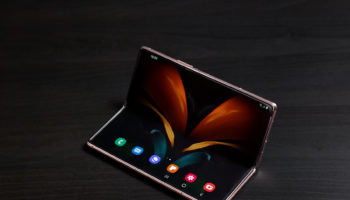 022 galaxyzfold2 lifestyle image