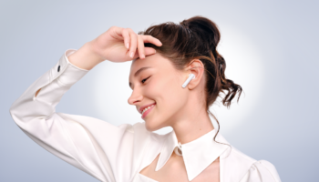 MKT FreeBuds 4i Lifestyle Shot White in circle PNG 16 9 20210209 1