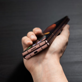 009 galaxyzfold2 lifestyle image