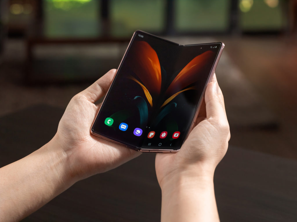 010 galaxyzfold2 lifestyle image